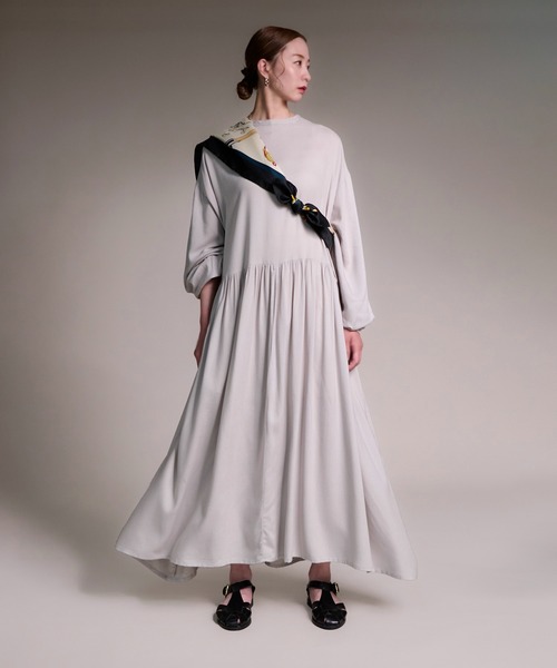 folka（フォルカ）の「1-ウエスト ギャザー ロング シアー ワンピース マキシ丈 長袖 日焼け対策（ワンピース・レディース・ライトグレー/ブラック・ONE SIZE）」の8枚目の写真