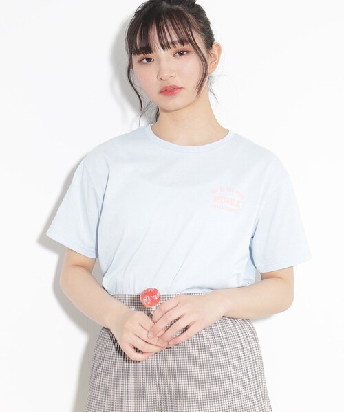 PINK-latte（ピンクラテ）の「◆【130cm/165サイズありcm/プチプラアイテム】ワンポイントカレッジTシャツ（Tシャツ/カットソー・キッズ・ブラック/ライトグリーン/サックスブルー/オフホワイト・15 /16/02/13/14）」の4枚目の写真