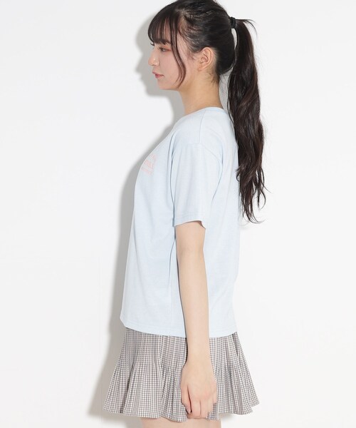 PINK-latte（ピンクラテ）の「◆【130cm/165サイズありcm/プチプラアイテム】ワンポイントカレッジTシャツ（Tシャツ/カットソー・キッズ・ブラック/ライトグリーン/サックスブルー/オフホワイト・15 /16/02/13/14）」の6枚目の写真