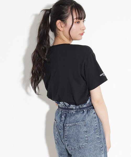 PINK-latte（ピンクラテ）の「◆【130cm/165サイズありcm/プチプラアイテム】ワンポイントカレッジTシャツ（Tシャツ/カットソー・キッズ・ブラック/ライトグリーン/サックスブルー/オフホワイト・15 /16/02/13/14）」の22枚目の写真