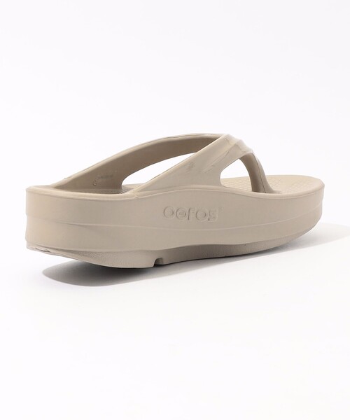 OOFOS（ウーフォス）の「OOFOS OOmega サンダル（サンダル・レディース・ベージュ/ブラック・25/24/23）」の6枚目の写真