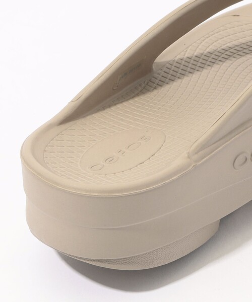 OOFOS（ウーフォス）の「OOFOS OOmega サンダル（サンダル・レディース・ベージュ/ブラック・25/24/23）」の4枚目の写真