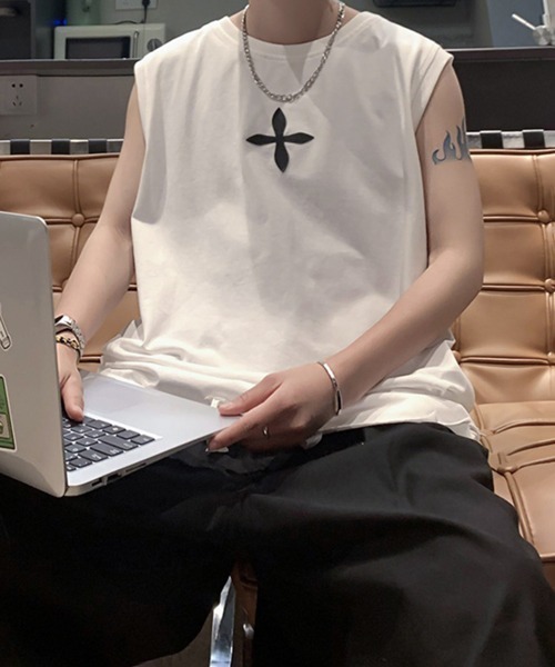 NOWLE（ノウル）の「【NOWLE】ダメージ加工 ブレイク ワンポイント ノースリーブ（タンクトップ・メンズ・ホワイト/ブラック・MEDIUM/X-LARGE/LARGE）」の4枚目の写真