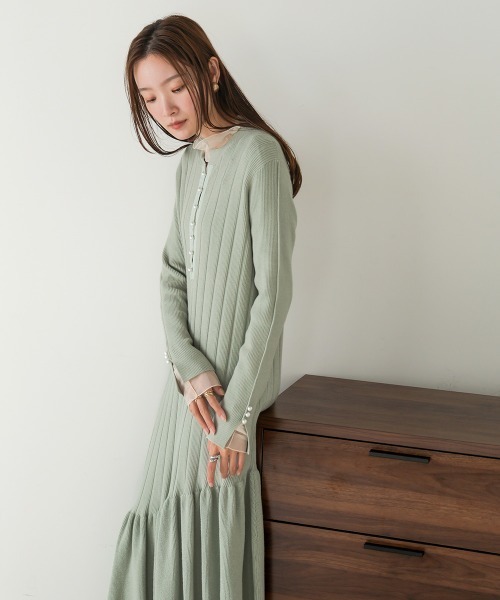 Bab(バブ)の「パールボタンフレアラインニットワンピース(ワンピース・レディース・グレー/グリーン/ブラック・M/S)」の17枚目の写真