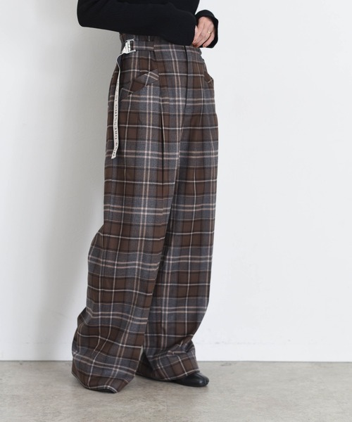 Eimee Law（エイミーロウ）の「ロゴテープベルト タックワイドパンツ（その他パンツ・レディース・ブラック/チャコールグレー/ダークベージュ/ブラウン/グレー系・38/FREE）」の4枚目の写真