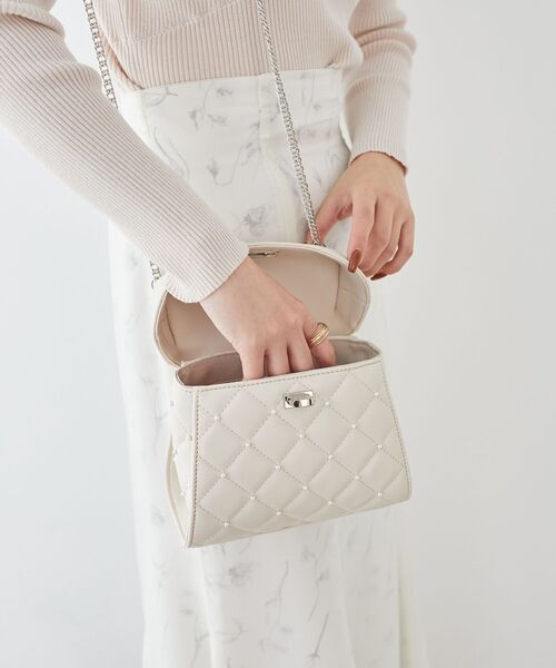 MAJESTIC LEGON（マジェスティックレゴン）の「パールキルティングバニティバッグ（ハンドバッグ・レディース・ブラック/サックスブルー/アイボリー・FREE）」の7枚目の写真