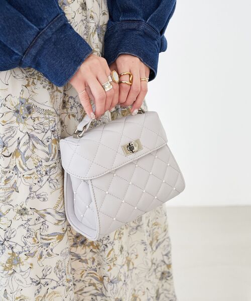 MAJESTIC LEGON（マジェスティックレゴン）の「パールキルティングバニティバッグ（ハンドバッグ・レディース・ブラック/サックスブルー/アイボリー・FREE）」の11枚目の写真