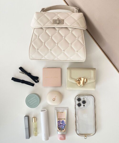 MAJESTIC LEGON（マジェスティックレゴン）の「パールキルティングバニティバッグ（ハンドバッグ・レディース・ブラック/サックスブルー/アイボリー・FREE）」の20枚目の写真