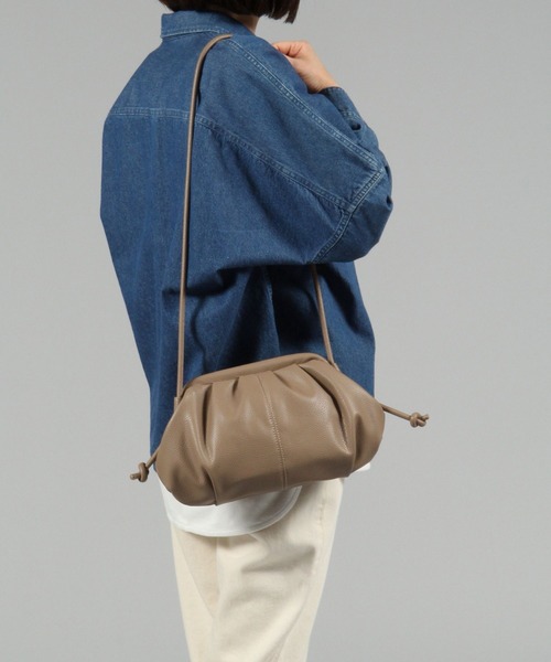 studio CLIP（スタディオクリップ）の「ガバッと開く合皮ショルダー（ショルダーバッグ・レディース・オフホワイト/ライトブラウン/ブラック・FREE）」の4枚目の写真