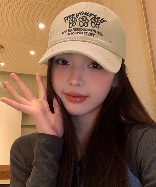 LAFFMO(ラフモ)の「フラワーロゴ刺繍キャップ(キャップ・レディース・アイボリー/ブラック/ボルドー/ピンク・F)」の5枚目の写真