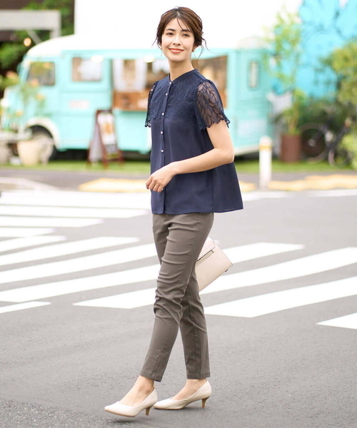 a.v.v（アーヴェヴェ）の「レースヨークブラウス（シャツ/ブラウス・レディース・ネイビー/ブルー/アイボリー/ライラック・34/36/38/40/42）」の5枚目の写真