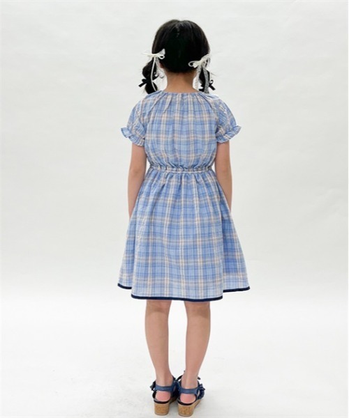 axes femme(アクシーズファム)の「ロゴ刺繍サマーチェックワンピース(ワンピース・キッズ・ブルー/ベージュ・MEDIUM/LARGE/X-LARGE)」の5枚目の写真