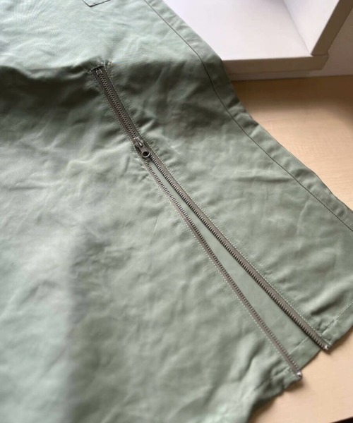 ISOOK（アイスー）の「ジップスリットカーゴスカート(kiharu original) / ミリタリースカート ロング スリットスカート デザインスカート（スカート・レディース・カーキ/ブラック・FREE）」の6枚目の写真