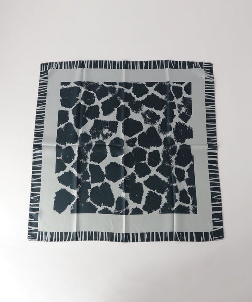 green label relaxing（グリーンレーベルリラクシング）の「＜FATTORSETA＞ アニマル柄 スカーフ（ストール/ショール・レディース・ブラウン/ネイビー・FREE）」の4枚目の写真