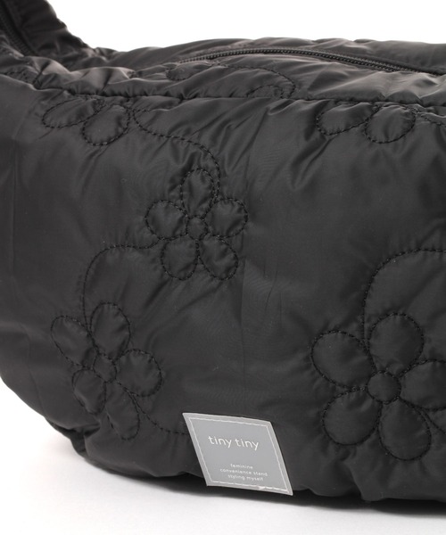 tiny tiny（ティニーティニー）の「キルトギャザーショルダーバッグ[tiny tiny(ティニーティニー)]（ショルダーバッグ・レディース・レッド/ブラック/シルバー・0）」の5枚目の写真