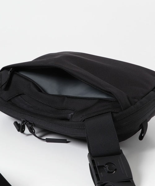 Aer（エアー）の「Aer　DAY SLING 3 MAX（ショルダーバッグ・メンズ・ブラック・-）」の4枚目の写真