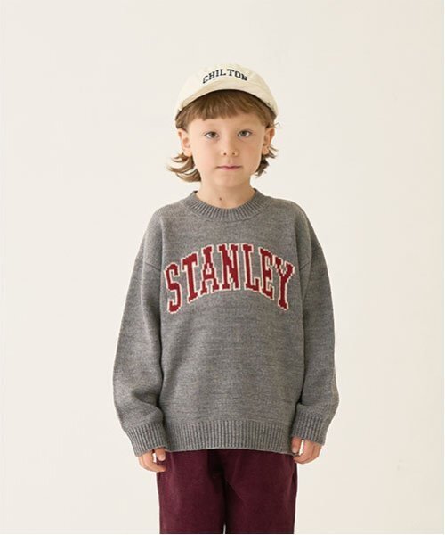 b・ROOM（ビールーム）の「カレッジロゴセーター（ニット/セーター・キッズ・トップグレー/ブルー/キャメル/ブラック/レッド・L(130-140)/M(110-120)）」の2枚目の写真