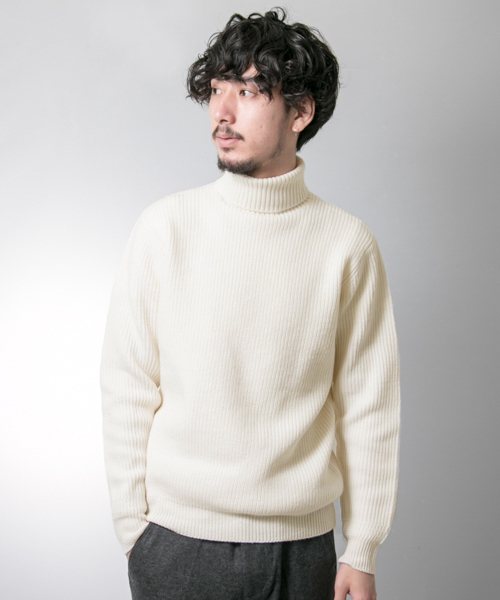 URBAN RESEARCH（アーバンリサーチ）の「UR ウール片畦タートルネック（ニット/セーター・メンズ・カーキ/ベージュ/ネイビー/オフホワイト/グレー/バーガンディー・MEDIUM/LARGE）」の2枚目の写真