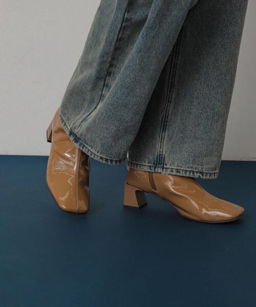 SENSE OF PLACE by URBAN RESEARCH（センスオブプレイスバイアーバンリサーチ）の「『抗菌』『消臭』スクエアトゥエナメルブーツ（ブーツ・レディース・キャメル/ブラック・MEDIUM/SMALL/LARGE）」の2枚目の写真