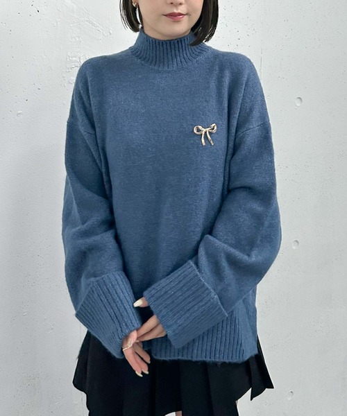 archives（アルシーヴ）の「ブローチ付ハイネックミドルニット（ニット/セーター・レディース・アイボリー/ブルー/グレー/ワインレッド・MEDIUM）」の3枚目の写真