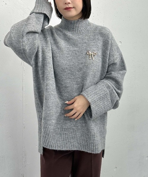 archives（アルシーヴ）の「ブローチ付ハイネックミドルニット（ニット/セーター・レディース・アイボリー/ブルー/グレー/ワインレッド・MEDIUM）」の16枚目の写真