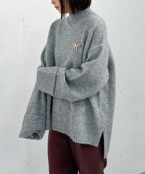 archives（アルシーヴ）の「ブローチ付ハイネックミドルニット（ニット/セーター・レディース・アイボリー/ブルー/グレー/ワインレッド・MEDIUM）」の18枚目の写真