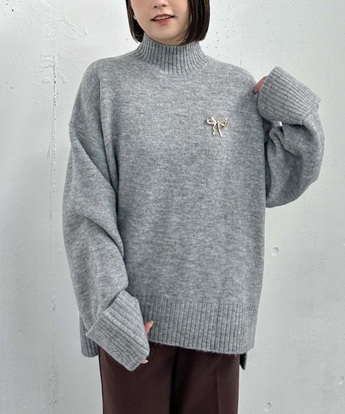 archives（アルシーヴ）の「ブローチ付ハイネックミドルニット（ニット