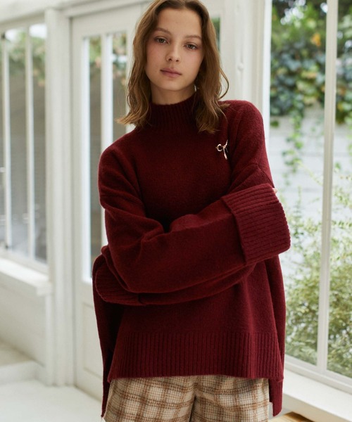 archives（アルシーヴ）の「ブローチ付ハイネックミドルニット（ニット/セーター・レディース・アイボリー/ブルー/グレー/ワインレッド・MEDIUM）」の5枚目の写真