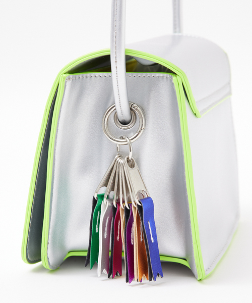 cheek(BAG)(チーク)の「【cheek/チーク】ライン ミニショルダーバッグ / メタリック(ショルダーバッグ・レディース・ブラック/シルバー/ゴールド/ネイビー・フリー)」の19枚目の写真