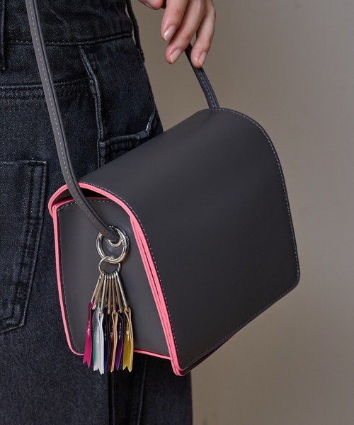 cheek(BAG)(チーク)の「【cheek/チーク】ライン ミニショルダーバッグ / メタリック(ショルダーバッグ・レディース・ブラック/シルバー/ゴールド/ネイビー・フリー)」の2枚目の写真
