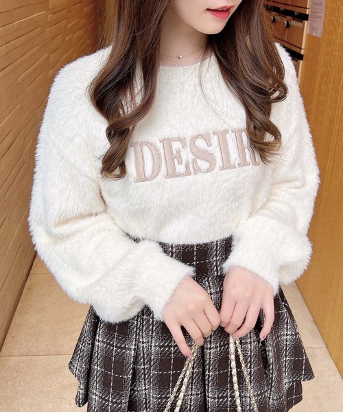 INGNI（イング）の「ショート丈フェザー貼付ロゴニット（ニット/セーター・レディース・グレー×ホワイト/アイボリー系3/アイボリー系4/ピンク系2・M）」の3枚目の写真