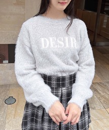 ショート丈フェザー貼付ロゴニット