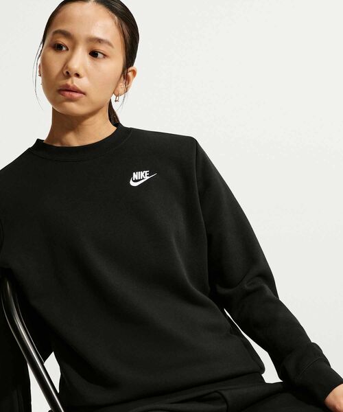 NIKE(ナイキ)の「ナイキ スポーツウェア クラブ フリース ウィメンズ クルーネック スウェットシャツ / Nike Sportswear Club Fleece Women's Crew-Neck Sweatshirt DQ5474-010 Black(スウェット・レディース・ブラック・S/M/L/XL/XS)」の5枚目の写真