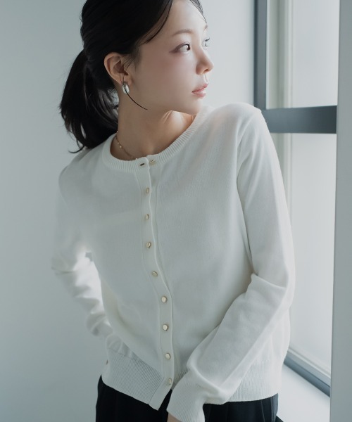 Petitjo(プッチージョ)の「小さいサイズ 綿混金ボタンクルーネックカーディガン 低身長さん・小柄女性(カーディガン/ボレロ・レディース・ブラック/ブラック系/ホワイト・PSS/PS/PL/PM)」の2枚目の写真