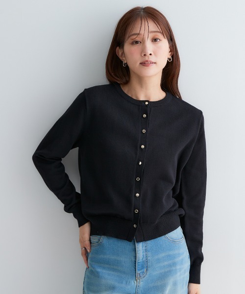 Petitjo(プッチージョ)の「小さいサイズ 綿混金ボタンクルーネックカーディガン 低身長さん・小柄女性(カーディガン/ボレロ・レディース・ブラック/ブラック系/ホワイト・PSS/PS/PL/PM)」の1枚目の写真