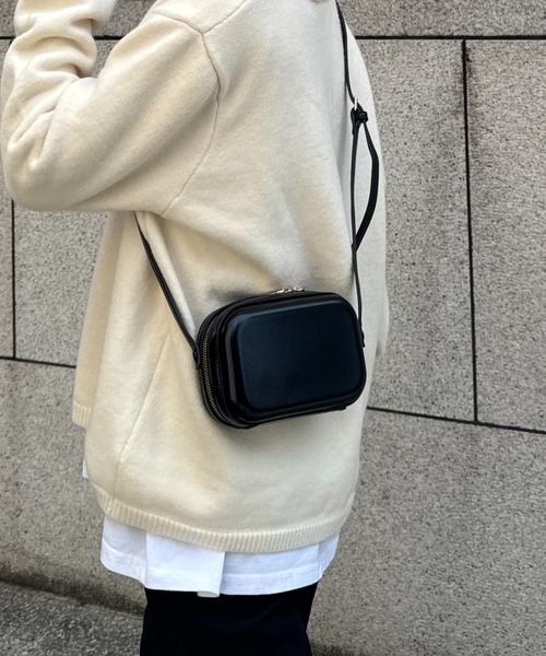 ISOOK(アイスー)の「レザーラウンドショルダーバッグ(chiica select)/斜め掛け ミニ マイクロ コンパクト ファスナー 合皮 フェイクレザー 黒 ブラック(ショルダーバッグ・レディース・ブラック・FREE)」の2枚目の写真