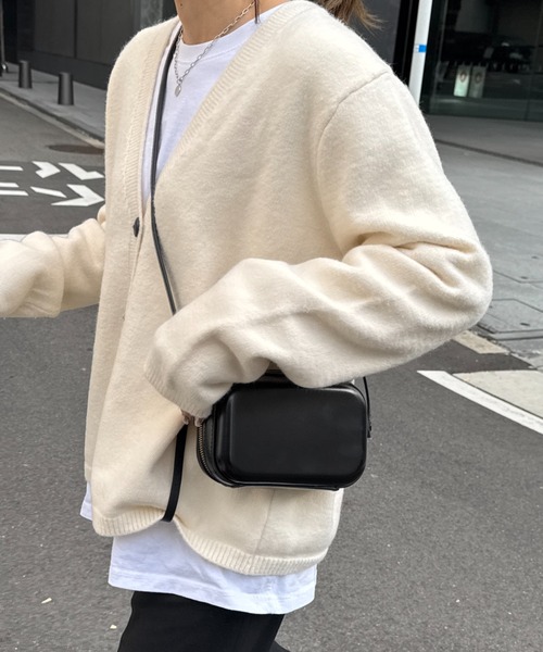 ISOOK(アイスー)の「レザーラウンドショルダーバッグ(chiica select)/斜め掛け ミニ マイクロ コンパクト ファスナー 合皮 フェイクレザー 黒 ブラック(ショルダーバッグ・レディース・ブラック・FREE)」の4枚目の写真