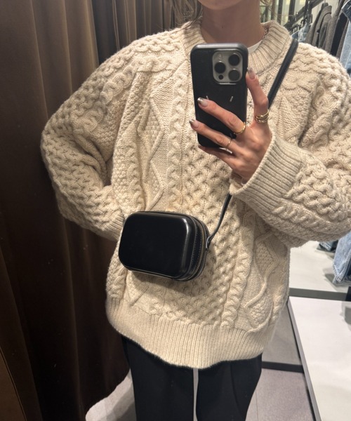 ISOOK(アイスー)の「レザーラウンドショルダーバッグ(chiica select)/斜め掛け ミニ マイクロ コンパクト ファスナー 合皮 フェイクレザー 黒 ブラック(ショルダーバッグ・レディース・ブラック・FREE)」の5枚目の写真