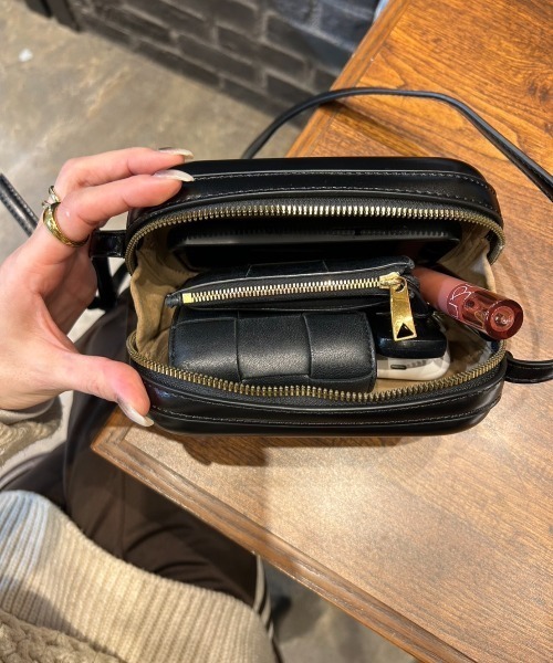 ISOOK(アイスー)の「レザーラウンドショルダーバッグ(chiica select)/斜め掛け ミニ マイクロ コンパクト ファスナー 合皮 フェイクレザー 黒 ブラック(ショルダーバッグ・レディース・ブラック・FREE)」の6枚目の写真