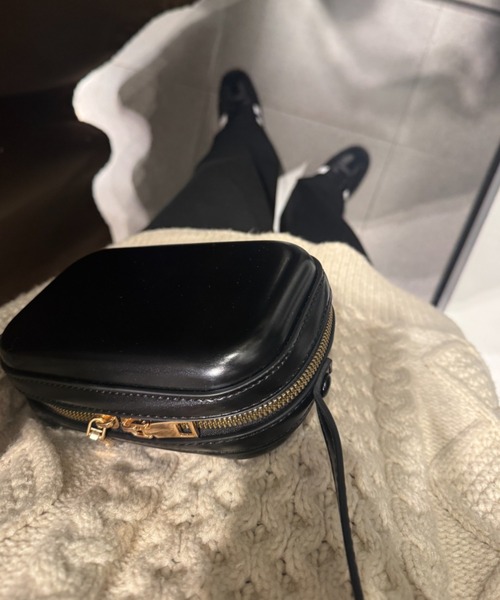 ISOOK(アイスー)の「レザーラウンドショルダーバッグ(chiica select)/斜め掛け ミニ マイクロ コンパクト ファスナー 合皮 フェイクレザー 黒 ブラック(ショルダーバッグ・レディース・ブラック・FREE)」の7枚目の写真