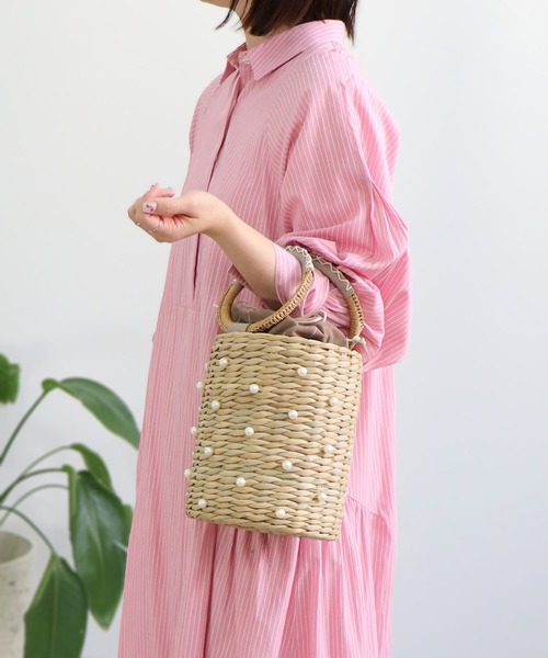 MIAN (ミアン)の「パール装飾筒型かごトートバッグ(かごバッグ・レディース・ブラック/グレイッシュベージュ・FREE)」の11枚目の写真