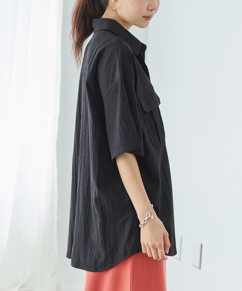 LAVEANGE(ラビアンジェ)の「ダブルポケットシャツ│大人のサテンシャツ/オーバーサイズ/羽織り/体型カバー/大人カジュアル(シャツ/ブラウス・レディース・ブラック/カーキ・4L/5L/M/LL/3L)」の22枚目の写真