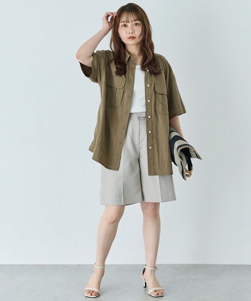 LAVEANGE(ラビアンジェ)の「ダブルポケットシャツ│大人のサテンシャツ/オーバーサイズ/羽織り/体型カバー/大人カジュアル(シャツ/ブラウス・レディース・ブラック/カーキ・4L/5L/M/LL/3L)」の12枚目の写真