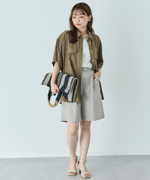 LAVEANGE(ラビアンジェ)の「ダブルポケットシャツ│大人のサテンシャツ/オーバーサイズ/羽織り/体型カバー/大人カジュアル(シャツ/ブラウス・レディース・ブラック/カーキ・4L/5L/M/LL/3L)」の14枚目の写真