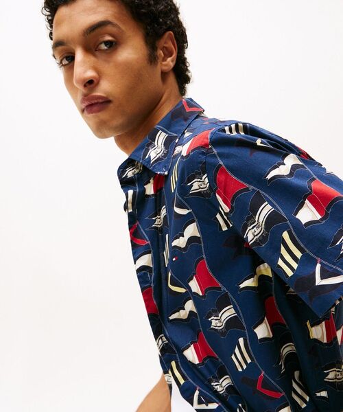 TOMMY HILFIGER(トミーヒルフィガー)の「ポプリンフラッグオールオーバープリントショートスリーブシャツ(シャツ/ブラウス・メンズ・ネイビー・LARGE/MEDIUM/SMALL/X-LARGE)」の4枚目の写真