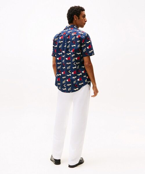 TOMMY HILFIGER(トミーヒルフィガー)の「ポプリンフラッグオールオーバープリントショートスリーブシャツ(シャツ/ブラウス・メンズ・ネイビー・LARGE/MEDIUM/SMALL/X-LARGE)」の2枚目の写真