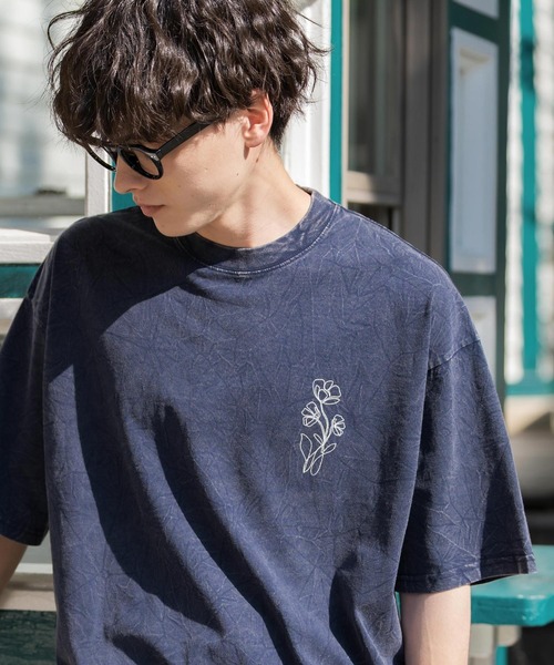 Rocky Monroe(ロッキーモンロー)の「オーバーサイズ ケミカルウォッシュワンポイントフラワープリント半袖Tシャツ(Tシャツ/カットソー・メンズ・ブラック/ネイビー・M/L/XL)」の2枚目の写真