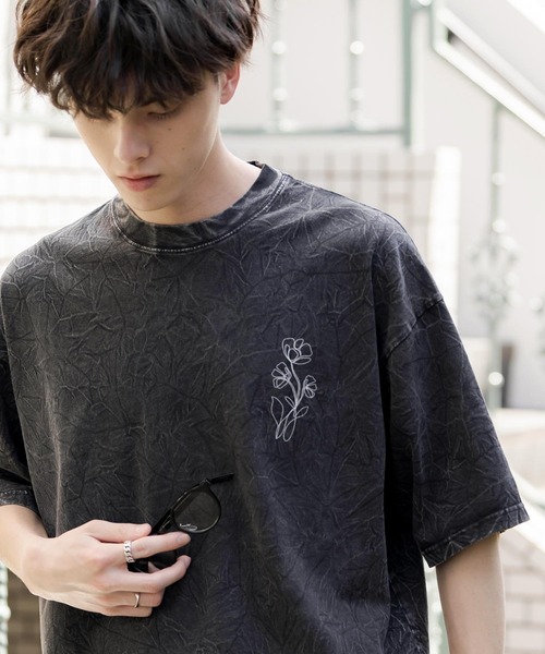 Rocky Monroe(ロッキーモンロー)の「オーバーサイズ ケミカルウォッシュワンポイントフラワープリント半袖Tシャツ(Tシャツ/カットソー・メンズ・ブラック/ネイビー・M/L/XL)」の1枚目の写真