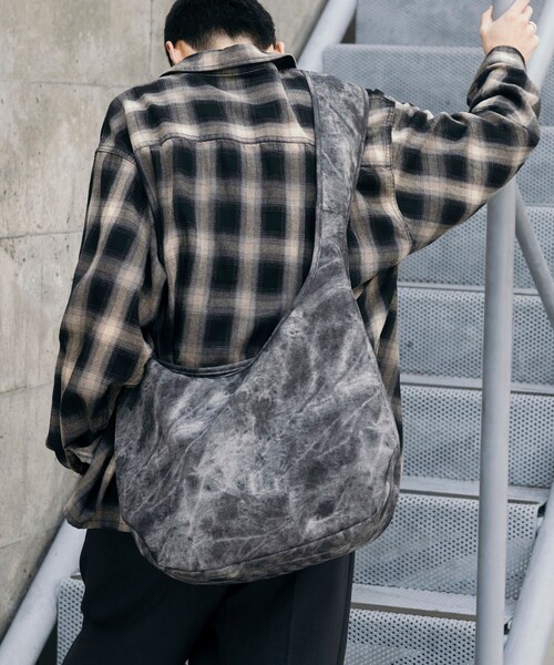 FREAK'S STORE(フリークスストア)の「LEATHERETTE shoulder bag/レザレット ショルダーバッグ(ショルダーバッグ・メンズ・ホワイト/ブラック/ブルー・ONE SIZE)」の2枚目の写真