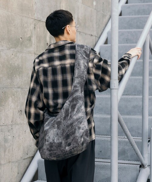 FREAK'S STORE(フリークスストア)の「LEATHERETTE shoulder bag/レザレット ショルダーバッグ(ショルダーバッグ・メンズ・ホワイト/ブラック/ブルー・ONE SIZE)」の13枚目の写真